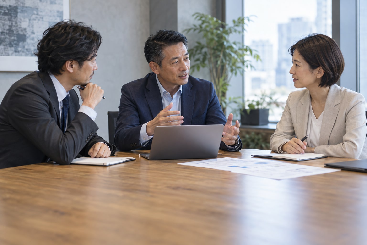 業務の課題について丁寧に打ち合わせする人たちのイメージ