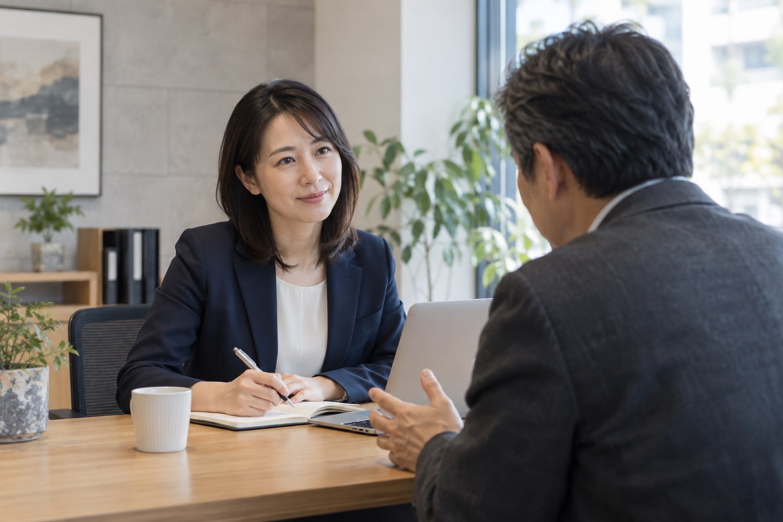 お客様の話に耳を傾ける接客スタッフのイメージ